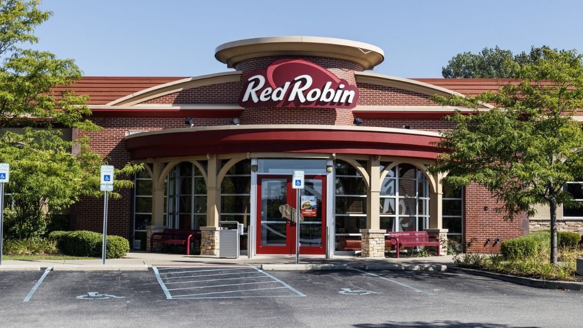 Red Robin to Close 70 Locations to Reduce Debt